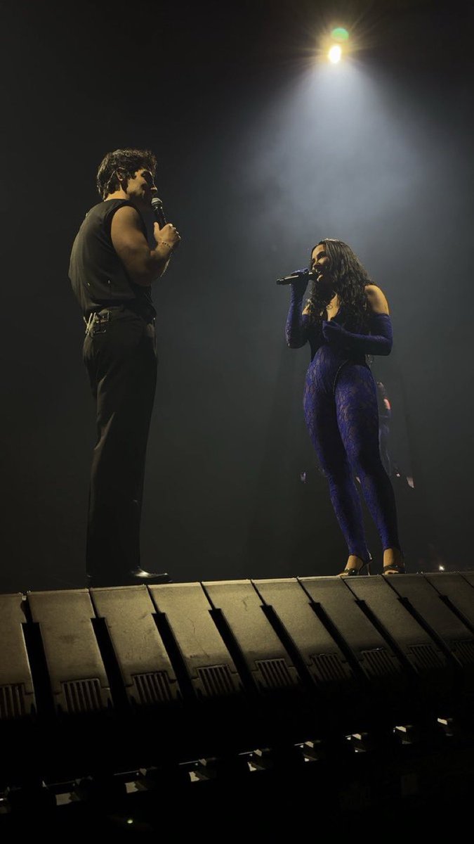 BuzzingPop's tweet photo. Demi Lovato surprises her Orlando crowd by bringing out Joe Jonas as a guest tonight. https://t.co/15cPnhC5P1