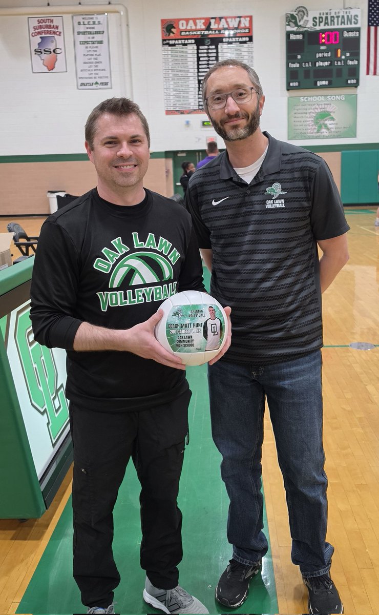 OLCHSAthletics's tweet image. 🏐 200 CAREER WINS! 🏐
​Huge congrats to Boys Volleyball Coach Matt Hunt on reaching an incredible milestone: 200 career wins!
​Hunt’s dedication to the program and his players has made a massive impact over the years. Thank you for all the hard work, Coach! #olchspride