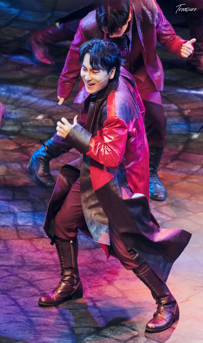 2604012 뮤지컬 로미오와 줄리엣 낮공 커튼콜 
2층 지붕아래는 역시 멀었다....  
세상 행복한 여우 찌잉  
#곽동현 #인기현상 
#THE_PHENOMENO 
#로미오와줄리엣