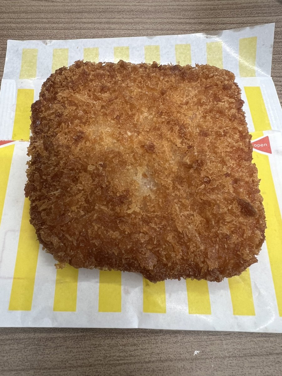 tora_rock's tweet image. 「隊長！ファミリーマートの新商品をゲットしました！
チーズハムカツであります！
ハムとチーズが奏でるハーモニーは間違いなくトップレベルで美味いのです！しかもお店側も入手しづらいらしく見つけたら即ゲットがオススメであります！」
「よし！お店へ急げ！」
#ファミマにある
#ファミリーマート