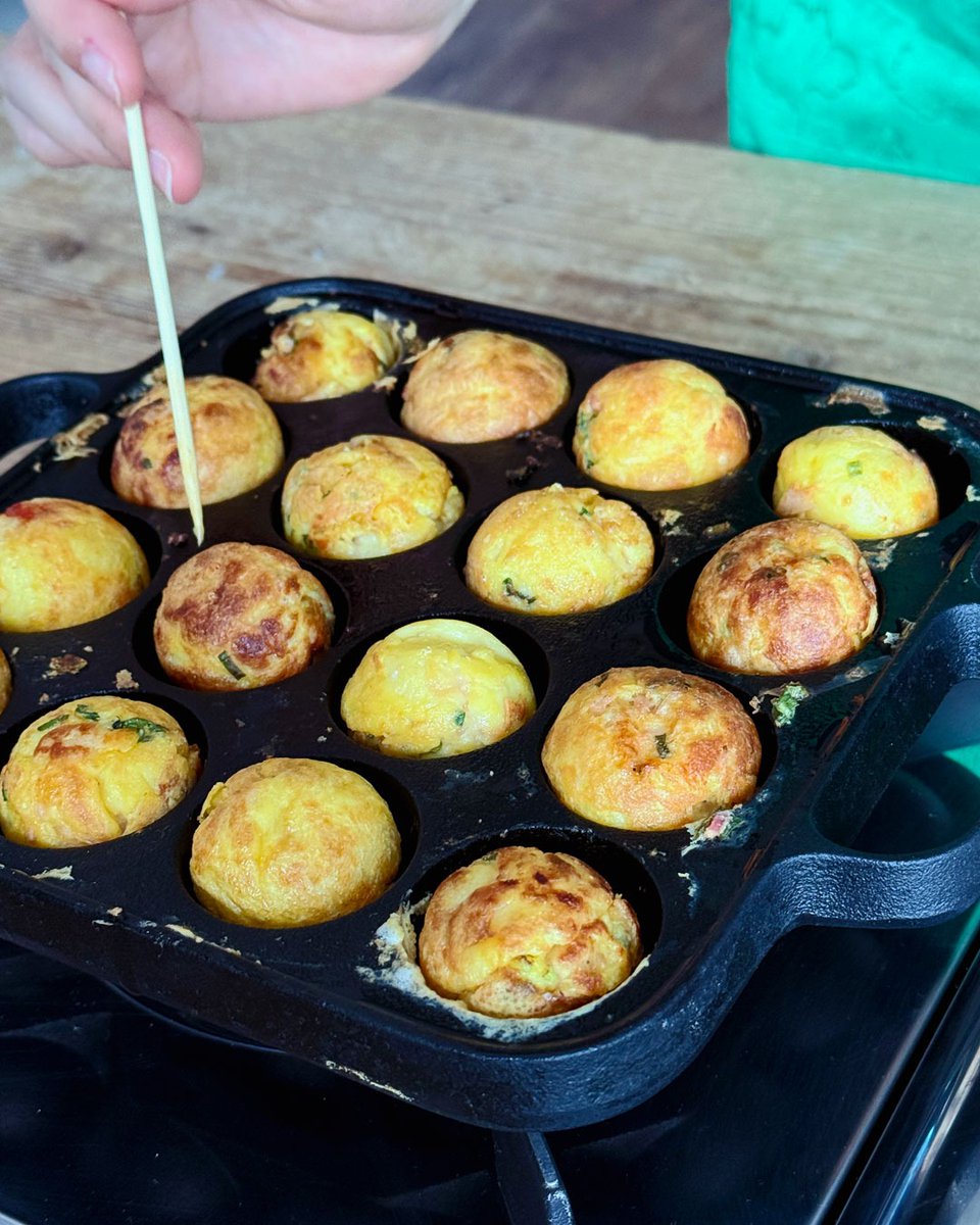 kurihara_shop's tweet photo. こんにちは☀

みなさんはご自宅で「たこ焼き」、作りますか？
料理部では「たこ焼き」作りに挑戦🐙
最初は定番のタコで、後半はチーズやトマト、切り餅や明太子を入れて、みんなで楽しみました。

ゆとりの空間 料理部 Instagramはこちら👇