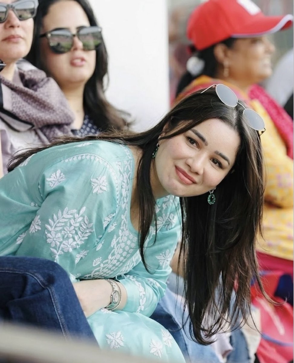 LSGFansClub's tweet photo. Some cute pictures of Sara Tendulkar during the match’s of Lucknow Super Giants Vs Gujrat Titans IPL match .

#IPL2026 #LSGvsGT #SaraTendulkar https://t.co/Hy1d5WMCLa