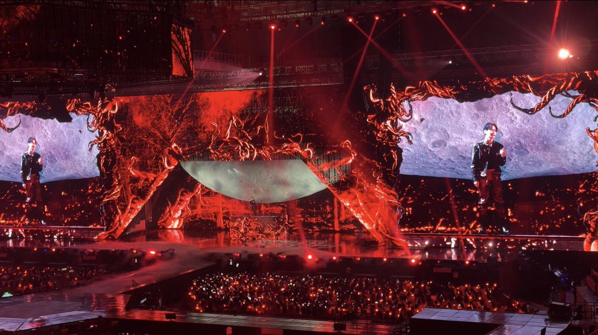 ELgomtylt's tweet photo. 엑소 콘서트 무대랑 전광판 연출이 노래랑 맞고 진짜 멋있고 아름다웠어 https://t.co/cnRBWKrcf2