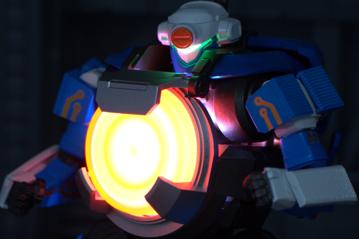 hus43's tweet image. #ペイント・ギア ペインティングコンテスト応募完了！
静止画でも何かしらアピールしようと、背部ゴチャメカに合わせて全身にマスキングで電子回路風のパターンを入れてみました
撮影は #秋葉原工作室 常設の撮影ブース トルハコで格納庫っぽい背景シートを選択