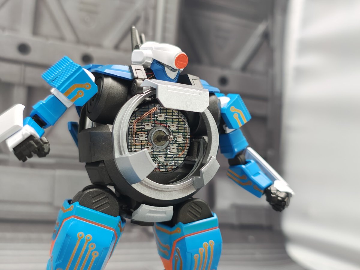 hus43's tweet image. #ペイント・ギア ペインティングコンテスト応募完了！
静止画でも何かしらアピールしようと、背部ゴチャメカに合わせて全身にマスキングで電子回路風のパターンを入れてみました
撮影は #秋葉原工作室 常設の撮影ブース トルハコで格納庫っぽい背景シートを選択