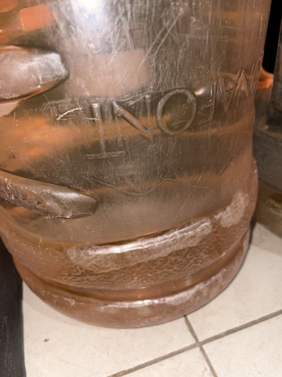 MagyconY's tweet photo. Últimamente han entregado garrafones que están muy desgastados, entiendo que se reutilizan pero creo que también se tendría que hacer una revisión de las condiciones del envase 
(Fotos de otro garrafón que también se compró el día de hoy. Este no está roto) https://t.co/9b41UTi6cY