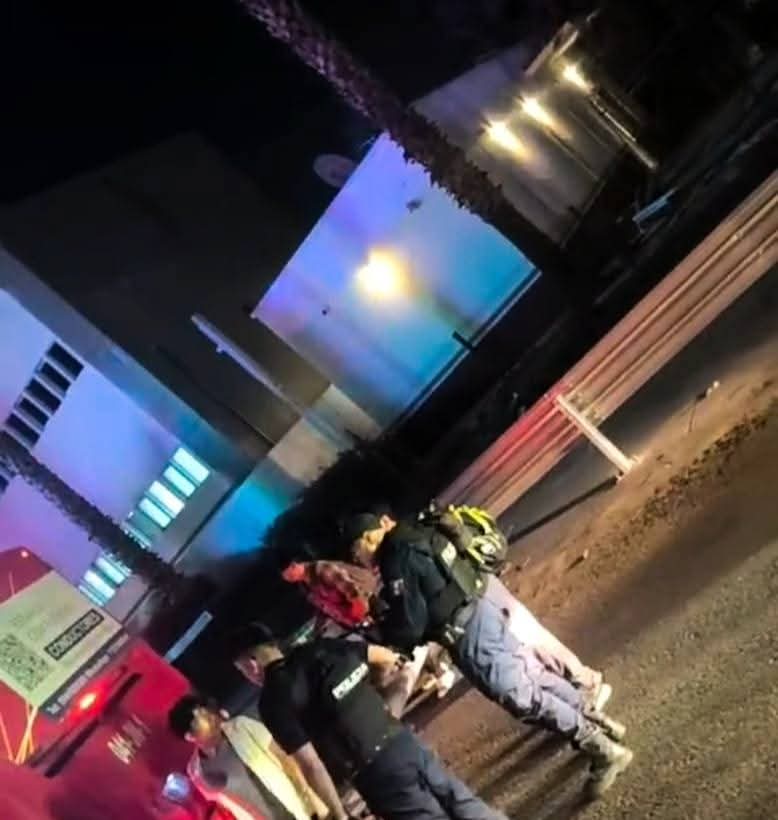 PuntoMedioEdo's tweet image. ⛔👊🏼🤳🏻 Nuevamente #estudiantes de la FESC Cuautitlán "toman" la caseta de #Tepotzotlán, esta vez, por el #asesinato de uno de sus compañeros en Cuautitlán #Izcalli.

Hace algunos meses, también marcharon por las malas condiciones de las #vialidades alrededor del campus.