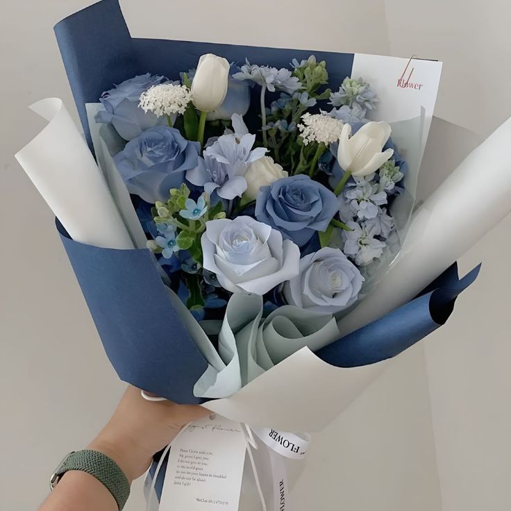 ⠀⠀⠀⠀⠀
lo tomó muy a gusto, pero ya se fue a escabullir a hasta el consultorio de la castaña,  un ramo de flores, va por ese beso que le debe él a ella ( !! ).
⠀⠀⠀⠀⠀