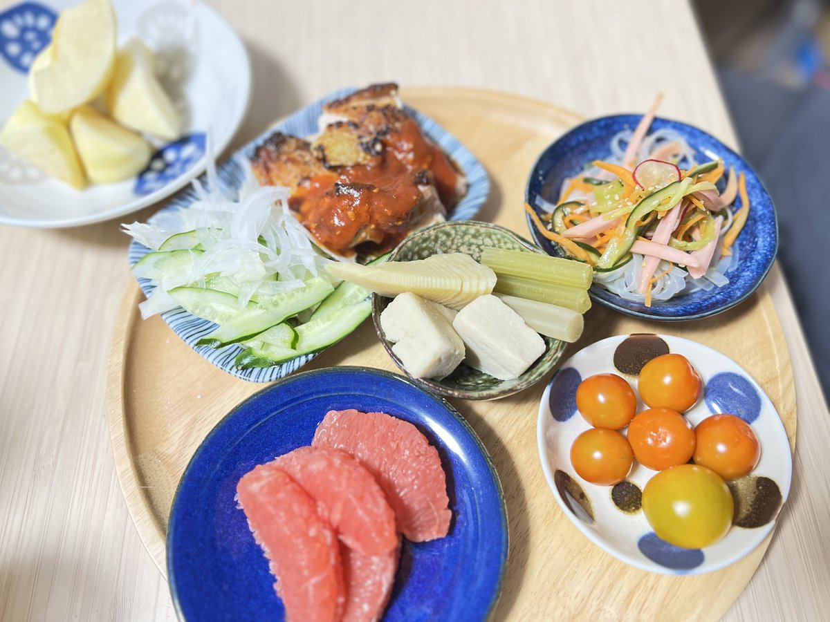 春の食卓メニュー

新玉ねぎときゅうりのサラダ
鶏肉のトマト煮
筍、蕗、高野豆腐の煮物
春雨の中華和え

どの野菜も今が旬です！