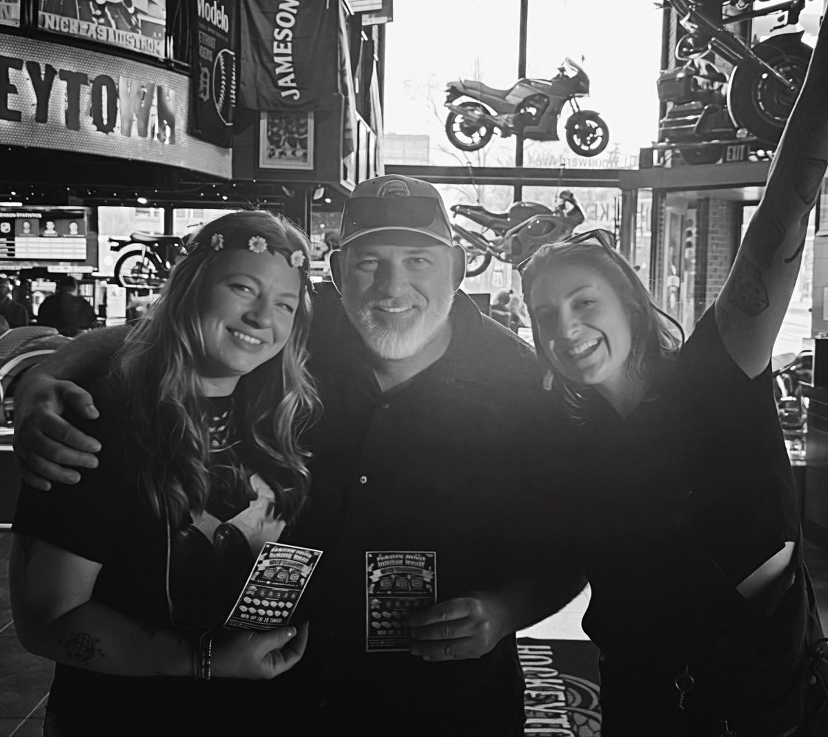 alt987detroit's tweet photo. Pre-show vibes tonight with Amanda before Florence + the Machine at #soundspacedetroit! ✌🏼🌻✨Comment below if you went to the show! 👇🏼 #soundspace #detroit #audacy #florenceandthemachine @dudeitsice @florencemachine https://t.co/xoimtzqtEJ