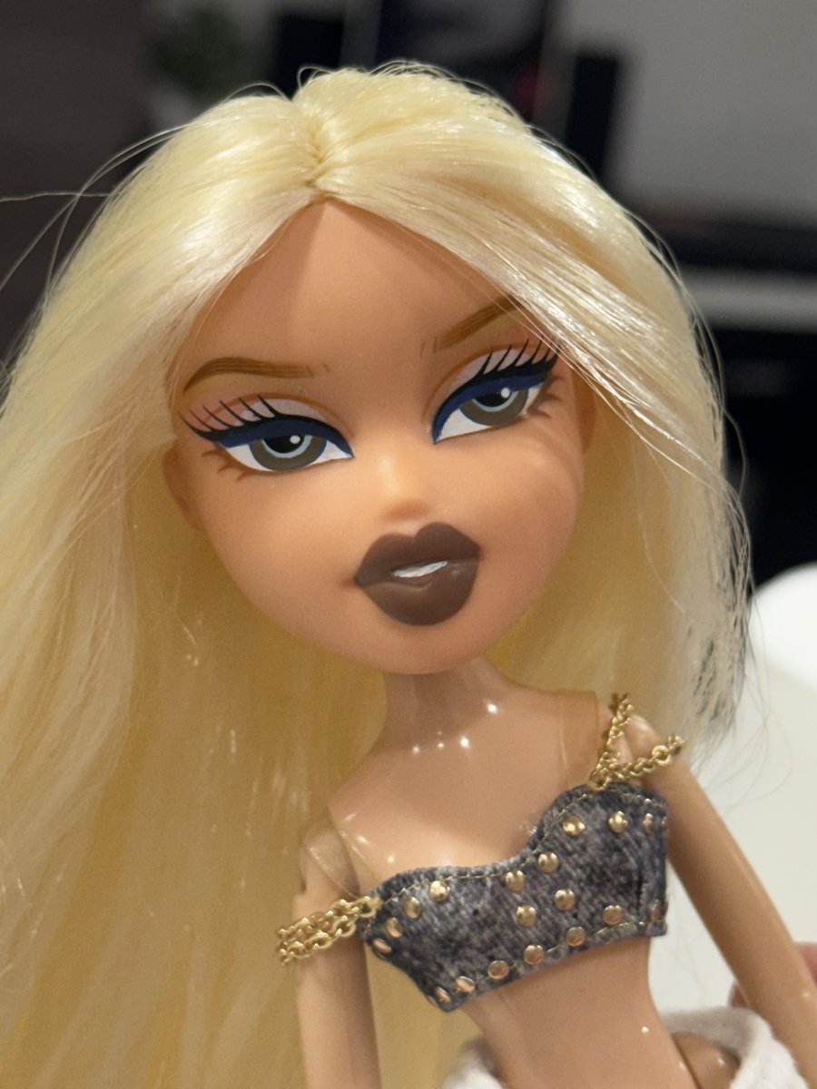 babezbratz's tweet image. woke up today and hated the pink lips😣 sooo i redid them again