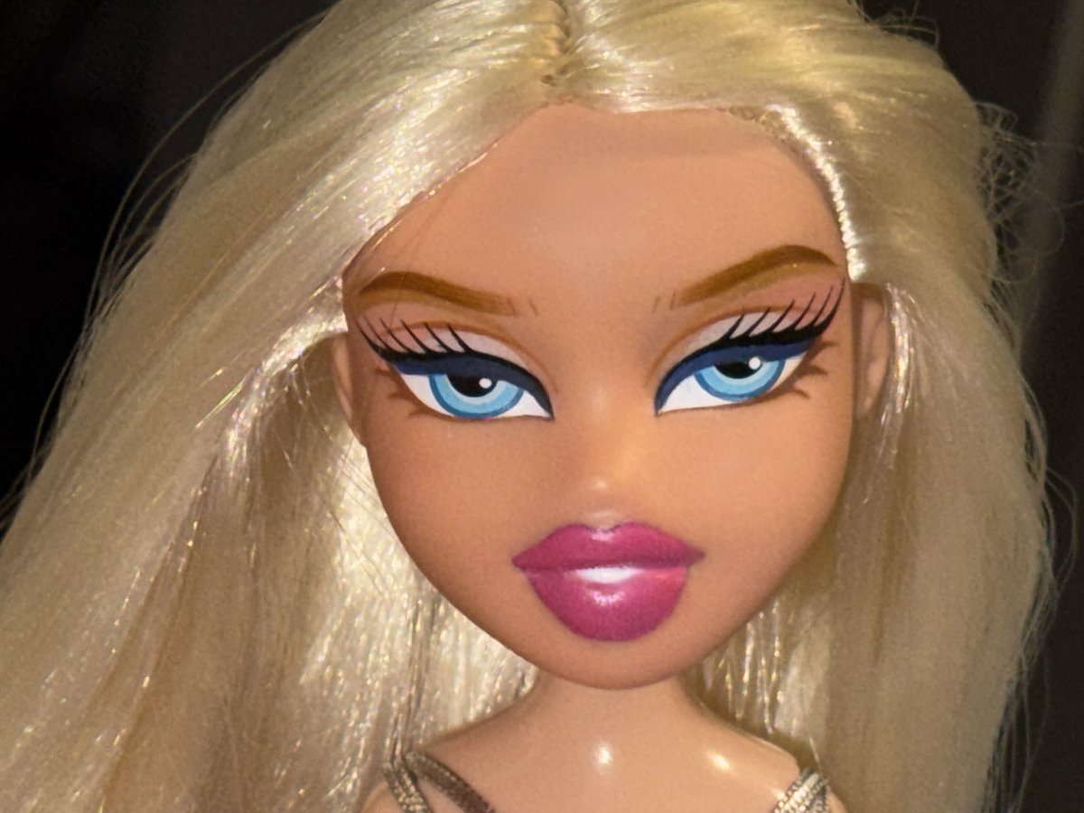 babezbratz's tweet image. woke up today and hated the pink lips😣 sooo i redid them again
