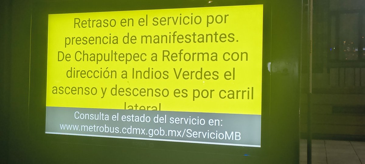 Memonkiki's tweet photo. Y esto del servicio por lateral, ¿Por qué no le explicaron a los policías eso? Ellos están mandando a la gente a caminar hasta Amajac 😥😢
@MetrobusCDMX @SSC_CDMX https://t.co/DrSMkKQOSH