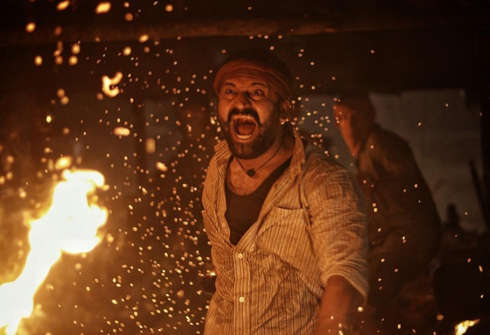 fashionpressnet's tweet photo. 映画『カーンターラ 神の降臨』南インド実在の儀式着想、摩訶不思議な神降ろしエンタメ＆超絶アクション - https://t.co/XL7QsFlSu4 https://t.co/xX8LtnKdca