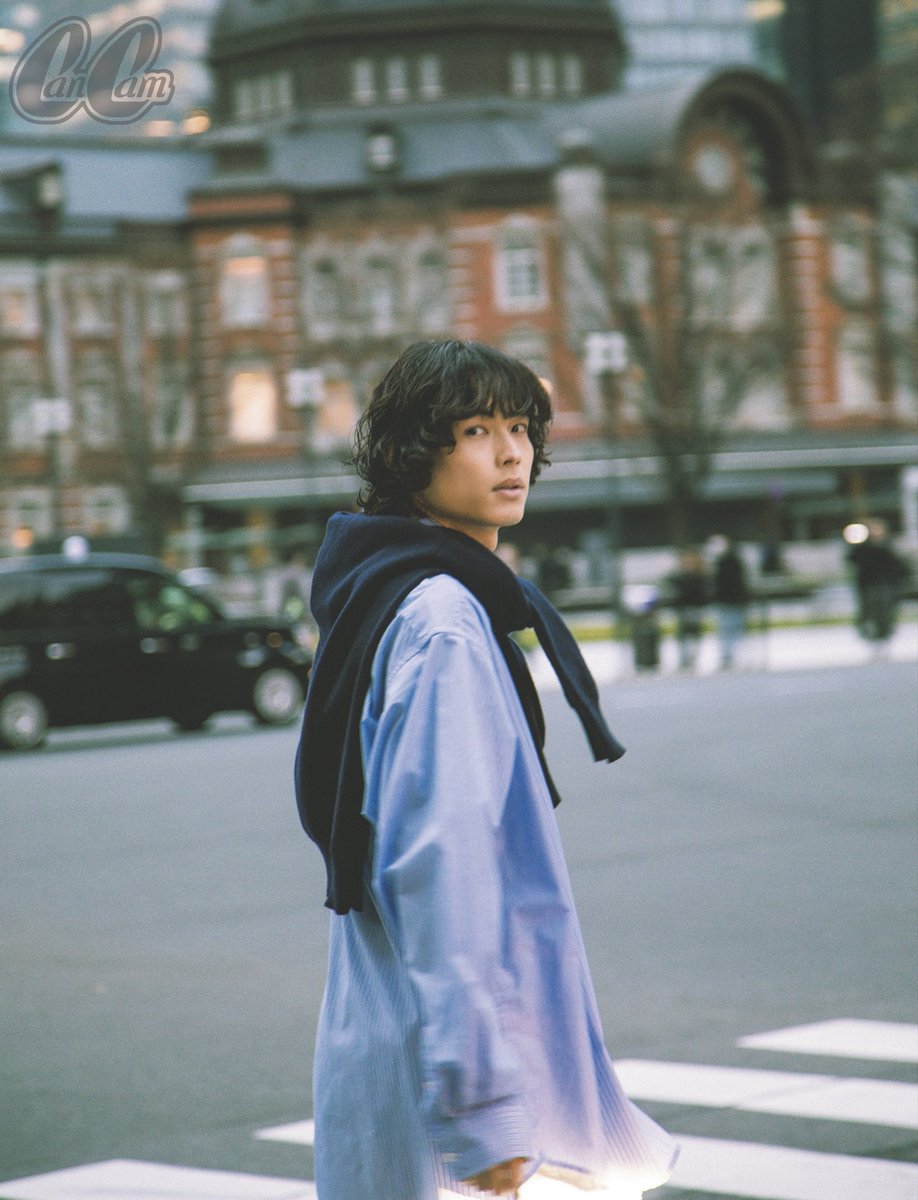 cancamtv's tweet photo. ＼今月のストさんぽは…？／
4月23日発売のCanCam6月号SixTONES連載 #ストさんぽ に登場するのは、松村北斗さん🦅🖤

今回足を運んだのは、東京·丸の内。静岡県出身の松村さんにとって、東京駅周辺は新幹線で通ったジュニア時代の思い出のある場所で、中学生時代の記憶をたどりながら、今なお歴史が残るクラシカルな景色に没入します。

どの瞬間を切り取っても映画のワンシーンのような端正で美しい写真たちとともに、SixTONESの中でもいちばんの「おさんぽ好き」という松村さんのおさんぽ愛や、売れっ子俳優としての一面にも迫るインタビューとなっています。

今回はカメラ目線多めでお届けするので、松村さんのまなざしにも存分に溺れてください✨️

詳しくはコチラ⬇️
https://t.co/IlVtvLgtOE

#CanCam #ストさんぽ #松村北斗