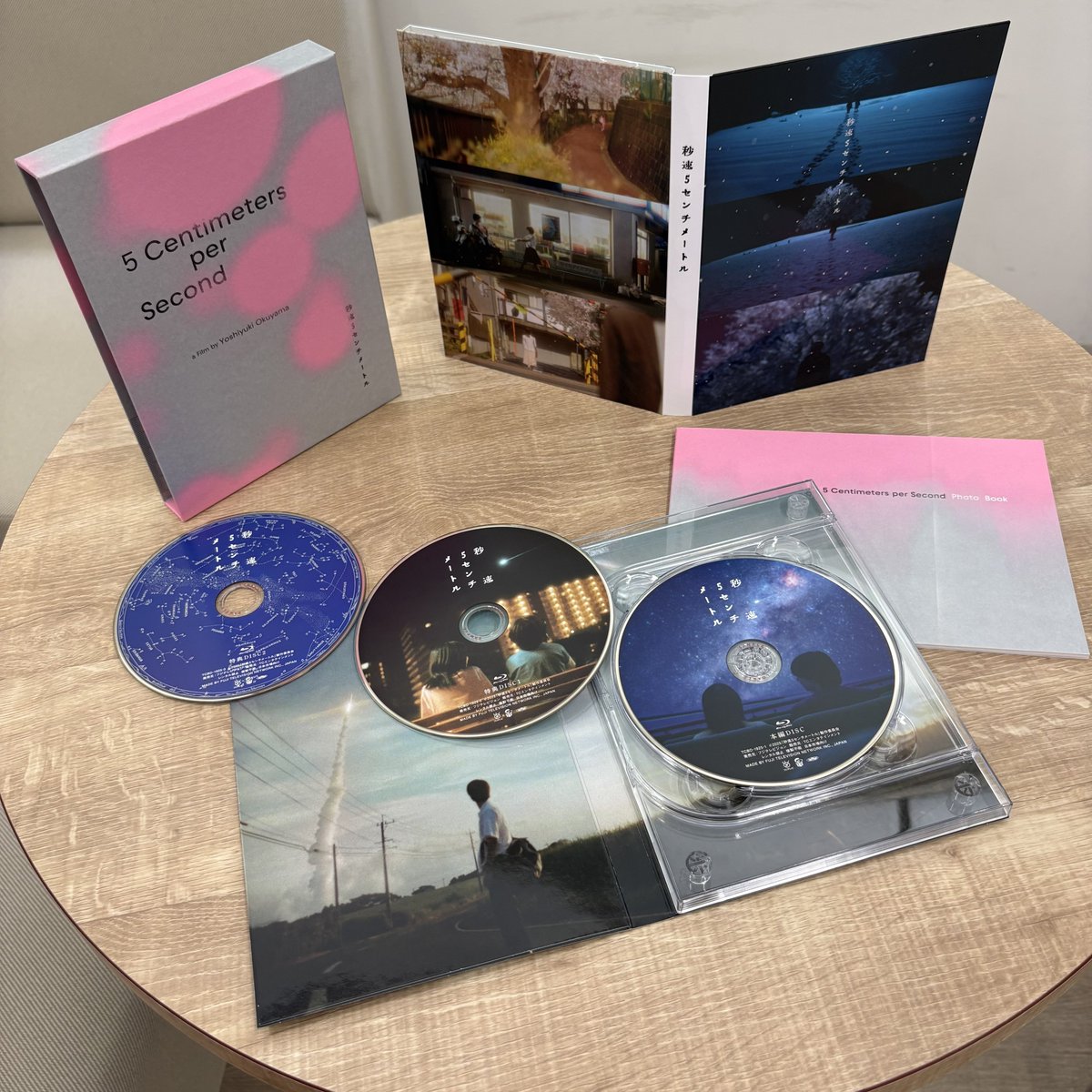 5cm_movie_2025's tweet photo. ⋱DVD＆Blu-ray　いよいよ明日発売🌸⋰
 
🌸ブックレット
 
未公開の写真を含む 写真集風ブックレット📖
  ここでしか手に入らないブックレットを お手元でぜひご覧ください👀
 
ご予約はこちら🔗 https://t.co/Abmur7vj63
 
#松村北斗 #高畑充希 原作：#新海誠 監督：#奥山由之 https://t.co/chuVvmOppl
