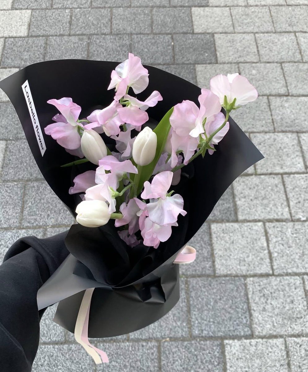 keepwriting_and's tweet photo. 스위트피 꽃 너무 예쁘지 🫶🏻 항상 눈이 가는 꽃인데 짧은 시즌 동안만 나와서 넘 아쉬웡… 꽃주름이 넘 예쁘다며 

사진은 건대입구에 라즈벨로 플라워 꽃다발
ㄴ 지방순이는 도매상가나 가본다 오바.. https://t.co/VDdiojbiab