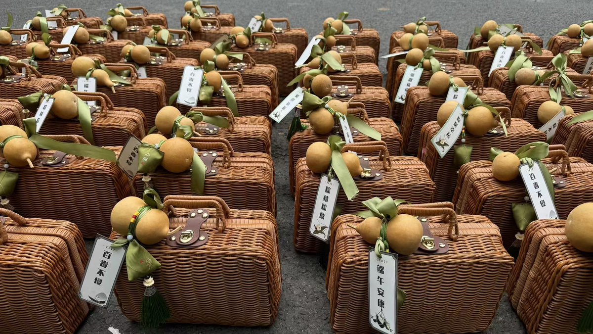 ahmet4056912892's tweet image. "Woke up, grabbed my controller, and spent 3 hours chasing side quests instead of adulting. No regrets.  #GamerLife #DailyGrind"