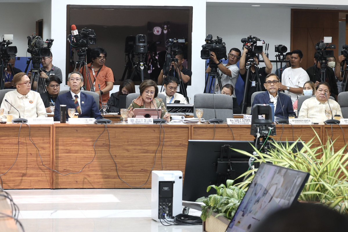 TINGNAN: Umaasa pa rin ang House Justice Committee na darating sa ikalawang pagdinig si Vice President Sara Duterte ngayong Martes April 14. 

Kaya naglaan pa rin ang komite ng magiging upuan ni VP Sara katabi ng mga upuan ni Rep. Benny Abante at Rep. Leila De Lima.| <a href="/BalitangA2Z/">Balitang A2Z</a>