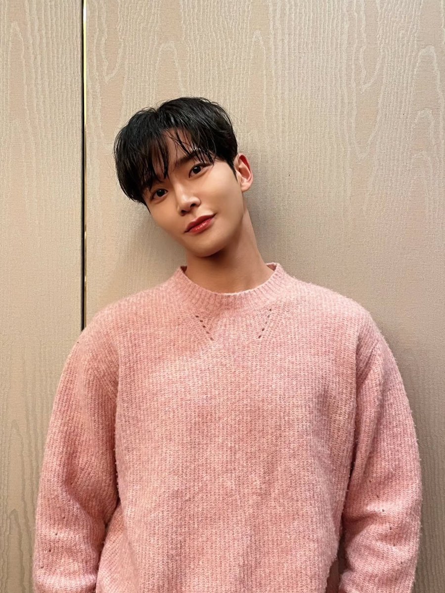 R̆̈^_^ tweet media