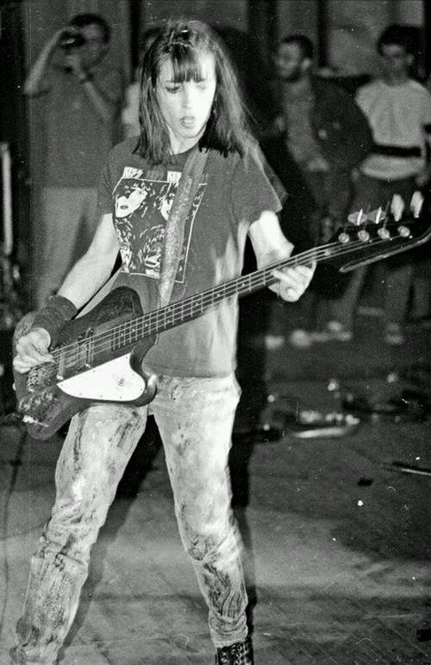 PunkRockStory's tweet image. 37 years ago today

Kim Gordon – Sonic Youth at Kiev, Ukraine ❤️ , April 14, 1989

#punk #punks #punkrock #womenofpunk #kimgordon #sonicyouth #history #punkrockhistory