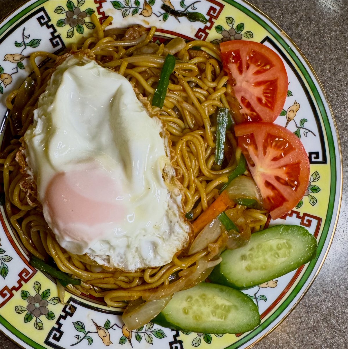 jongha_vocal's tweet photo. ミーゴレン
インドネシアのスパイシーな甘辛焼きそばです。
先週マツコデラックスの番組で世界の焼きそば特集をやってたみたいですね〜。
パッタイやミーゴレンが出てて食べに来てくれたお客さんがいらっしゃいました。
僕にとってはバリ島で毎日食べてて懐かしい味で、食べるとあの頃を思い出します https://t.co/InOF5jr5be