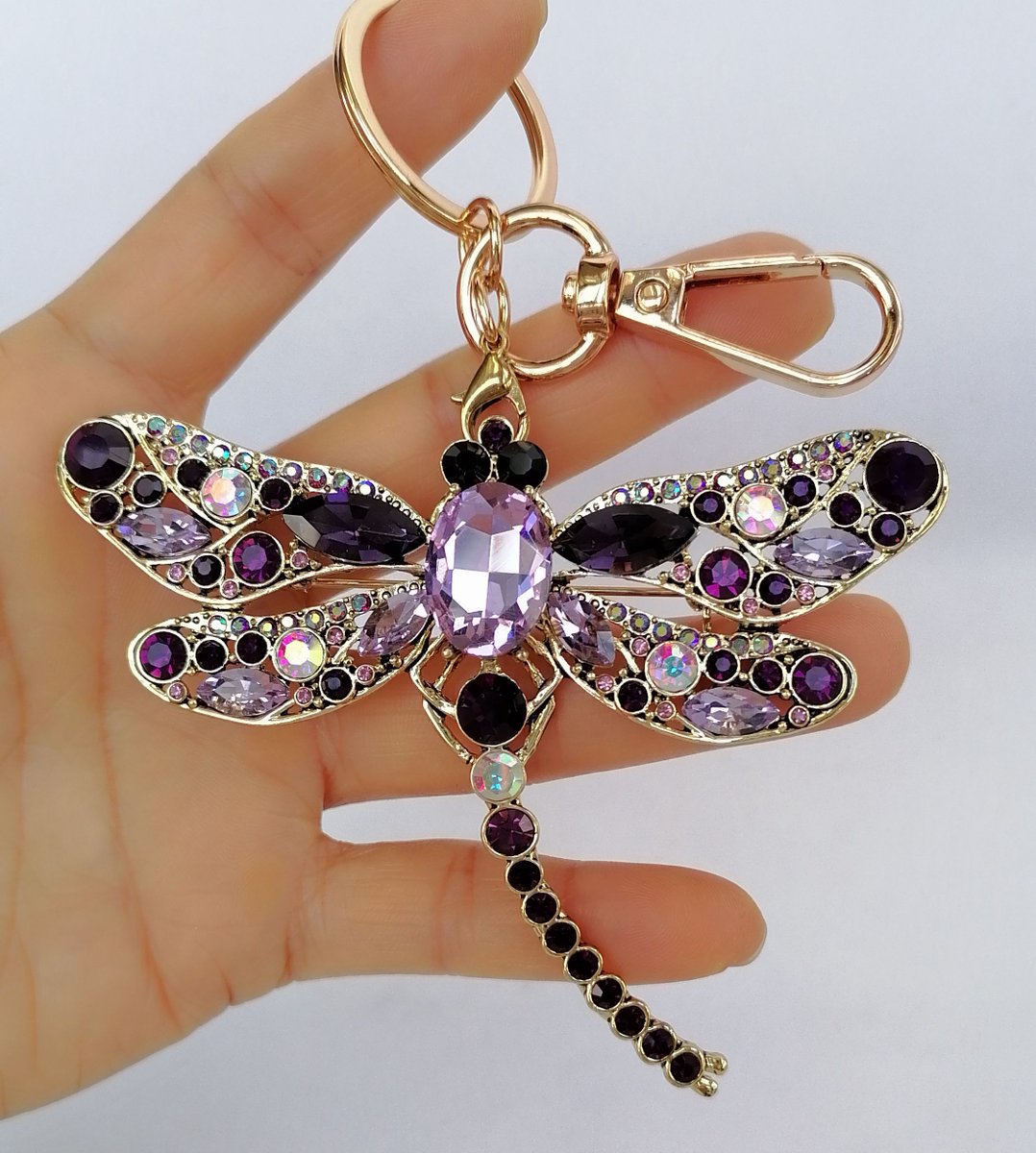 Maggie_Jewelry's tweet image. Introducing our graceful Dragonfly brooch Keychain &amp;amp; Pendant, featuring shimmering crystals. Perfect for decorating your handbag, keys, or even wearing as a pendant. Also for jackets, scarves, hats, art decorations. etsy.com/listing/437048…
#PurseCharm #DragonflyKeychain