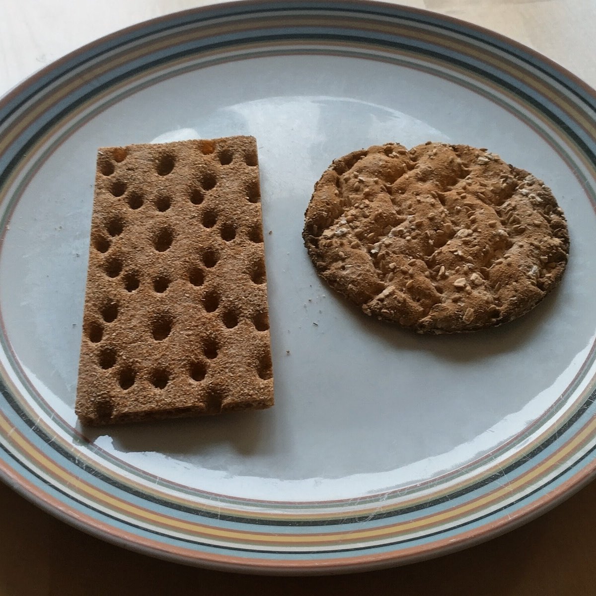 paroni_p's tweet image. 1/2  Good morning. While a Frenchman starts their day with a freshly baked croissant, a Finn often starts it with crispbread, topped with, for example, cheese and pickles or even tomatoes and cucumbers. Real Finnish crispbread differs from Swedish crispbread in terms of flour