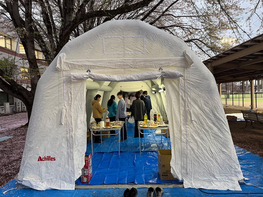 jichi_eccm's tweet photo. 年年歳歳花相似 歳歳年年人不同。自治医大の桜も老木が増え安全のため順次植替えが進んでいます。救命救急センターも同じく少しづつスタッフが入れ替っていますが、救急医療の最後の砦としての役割は変わりません。本年もその誓いを胸に精進してゆきます。花の下で災害テント設営訓練→ https://t.co/5cBHlLQig9