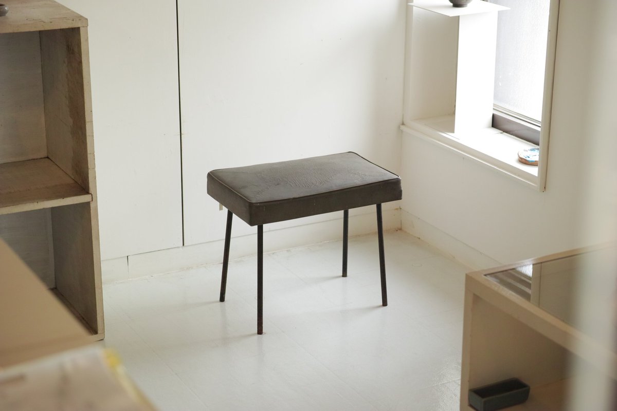 古いビニールレザーのスツール。ビニールレザーは色にもよりますが軽さと重さのバランスがとても好き。それに加えて、珍しく無垢の細い鉄脚。高さは低めで、玄関の腰掛けにちょうど良さそうなサイズ。物として持っておきたいやーつ。ガタツキありますが、座れば無くなります。

本日も開いてます。