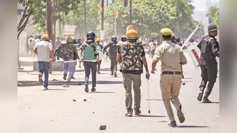 bsindia's tweet image. #Noida’s industrial belt saw protests over stagnant wages after #Haryana’s wage hike, with workers seeking parity; unrest spread from #Manesar and #Panipat, disrupting factories and highlighting concerns over costs and job security.

Read here 👉 mybs.in/2g5OWWa