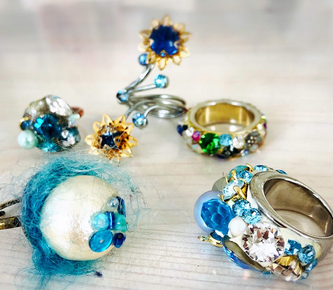 yayanglamorous's tweet photo. 【Blue Collection】
深いブルーの輝き。
海のように、空のように、
見るたびに違う表情を見せる色。
Yayan Glamorousのリングは
スワロフスキーや様々な素材を重ねて生まれる一点物。
色彩のエネルギーをまとうジュエリーです。
Made in Japan
Yayan Glamorous
#YayanGlamorous
#BlueCollection
#ArtJewelry
#MadeInJapan
#一点物ジュエリー