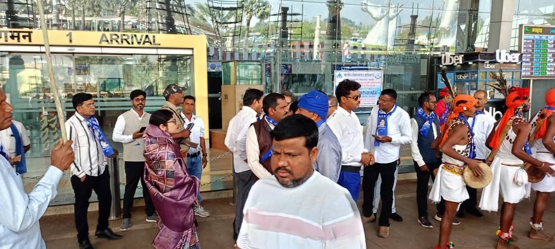बाबा साहेब डॉ भीमराव अम्बेडकर जी की जयंती के उपलक्ष्य में #छत्तीसगढ़ पहुंचे बसपा के राष्ट्रीय संयोजक श्री आकाश आनंद जी रायपुर एयरपोर्ट पर केन्द्रीय प्रभारी श्री राजाराम साहेब ने अपनी टीम के साथ किया स्वागत।