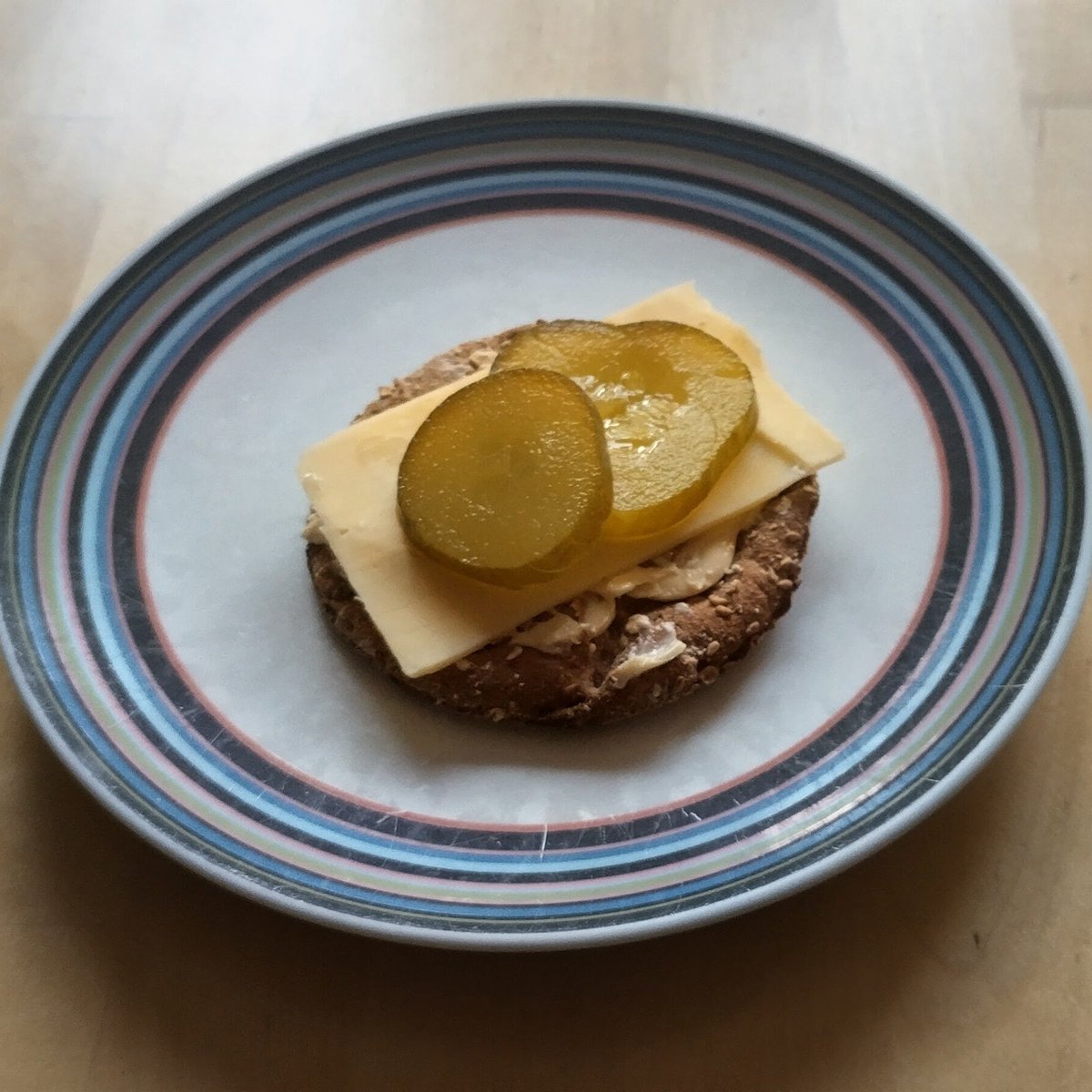paroni_p's tweet image. 1/2  Good morning. While a Frenchman starts their day with a freshly baked croissant, a Finn often starts it with crispbread, topped with, for example, cheese and pickles or even tomatoes and cucumbers. Real Finnish crispbread differs from Swedish crispbread in terms of flour