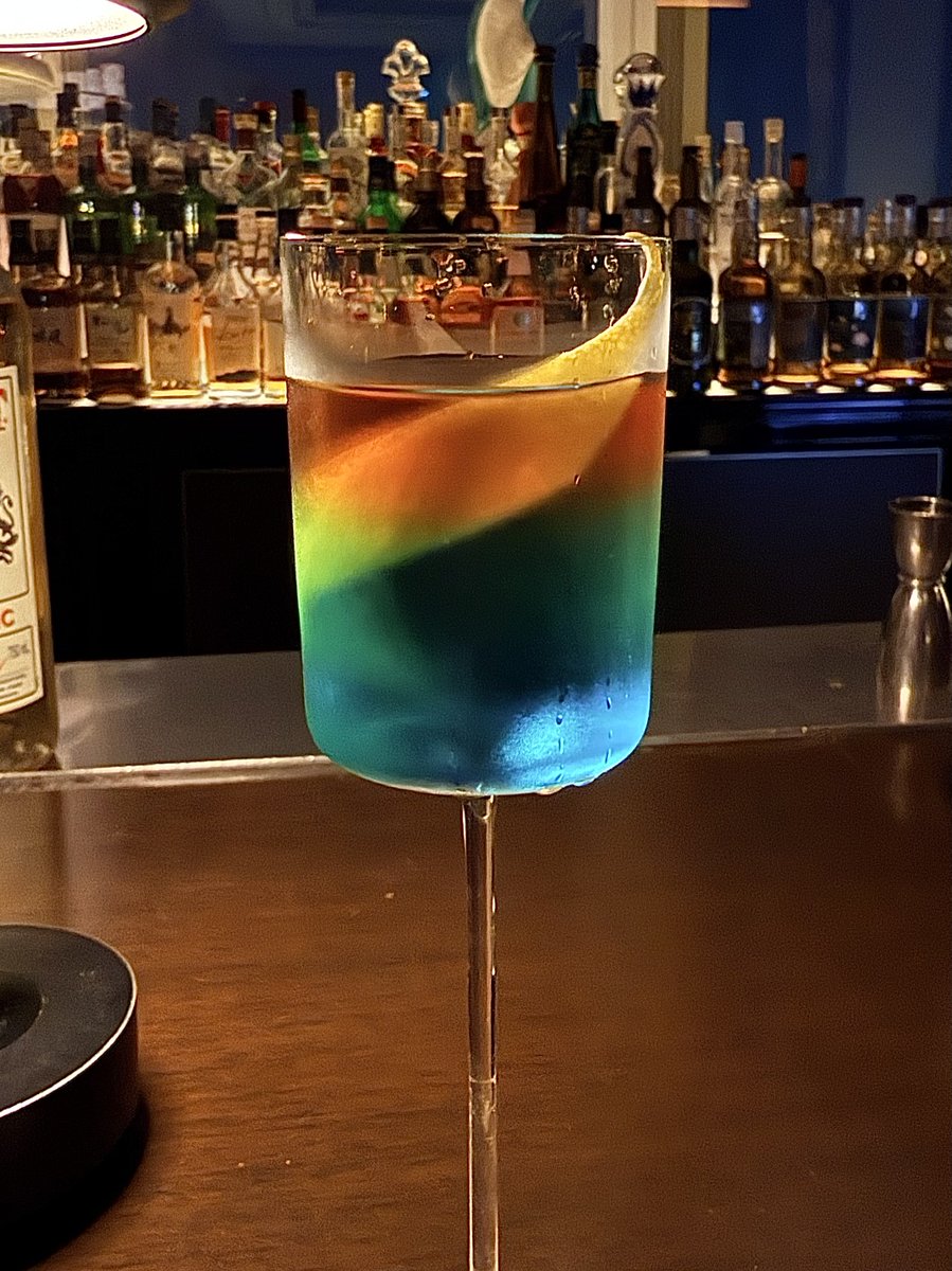 OISHI_MASAHIRO's tweet image. ザ・バー | ザ・リッツ・カールトン東京
バーテンダーW氏は高中正義さんの知人で昔Lファンだったそうで、虹をイメージしたカクテルをオーダーしたところ、
即興で「虹伝説」を提供してくれました。綺麗！でも味は大人！　＃虹伝説　＃虹　#larcenciel　＃ドエル　＃高中正義
bar.ritzcarltontokyo.com