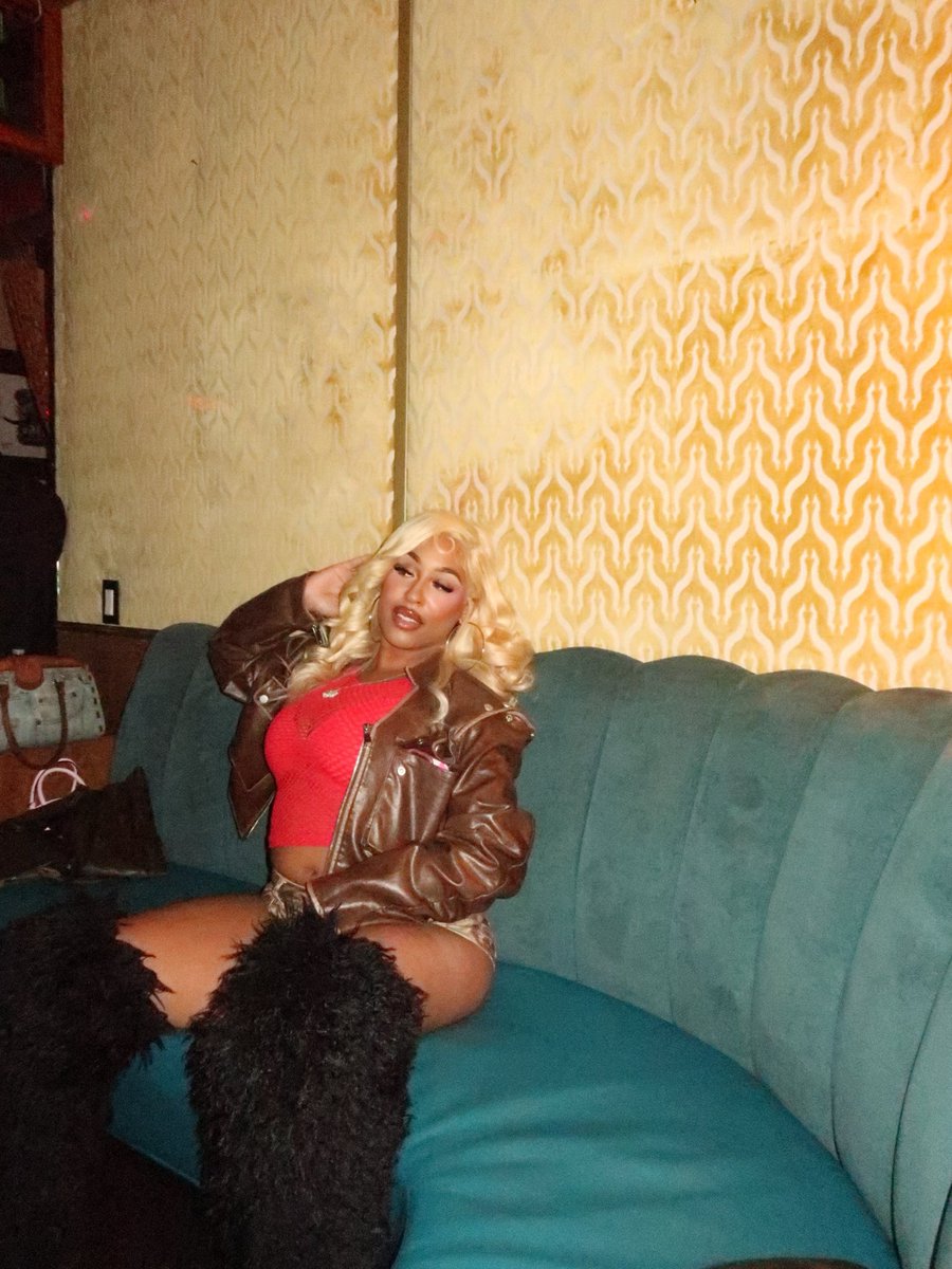 e4ray_'s tweet photo. Happy birthday to the flyest bitch around #April13 Queen shit b*😘 https://t.co/8OR8F3fRQr