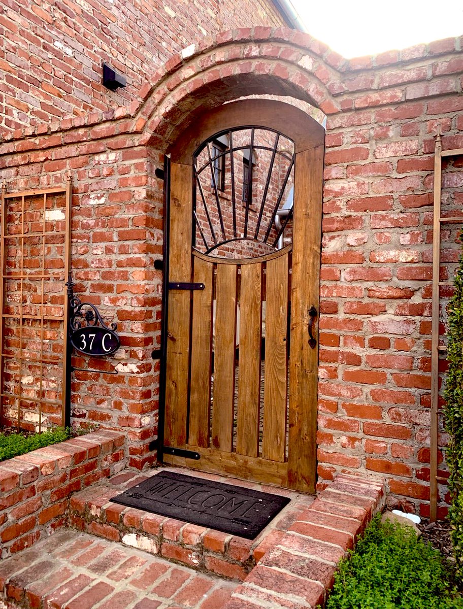 Watchman_motto's tweet image. Garden wall and gate. Will still look good in 100 years when someone else will live here and enjoy it.