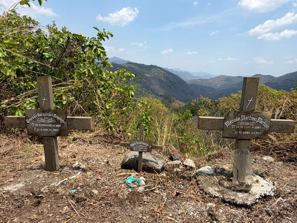 “La tumba solo guarda un esqueleto,
Más la vida en su bóveda mortuoria
Prosigue alimentándose en secreto
Que al fin de esta existencia transitoria
A la que tanto nuestro afán se adhiere
La materia, inmortal como la gloria
Cambia de formas, pero nunca muere”