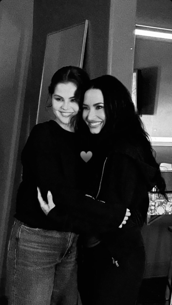 hug 🪩 tweet media