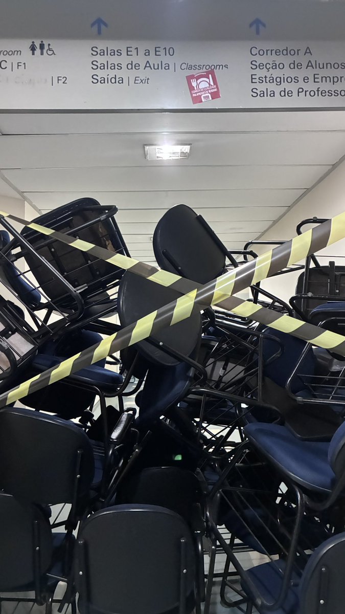 leniise_'s tweet image. E VAI TOMANDO A FEA USP 🔥🔥

pela primeira vez botando a mao na massa (ou nas cadeiras) porque em 2023 eu tava negociando na sala da diretoria usando uma bandeira fea usp antifascista como capa enquanto geral tava la embaixo fazendo piquete rsrs