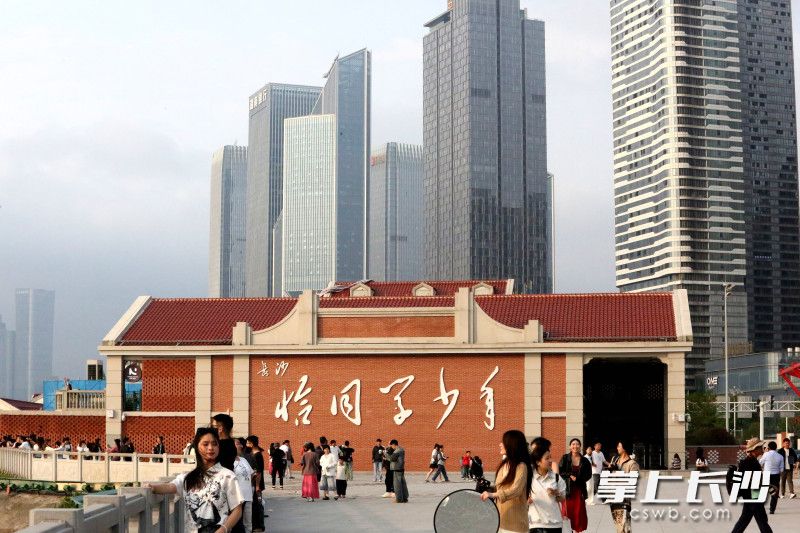 ChangShaDaily's tweet image. Recently, #Changsha’s Qia Tongxue Shaonian #Square (Youth Together Square) has drawn many visitors for photos and check-ins. With its striking red walls and sweeping riverside views, the square overlooks Orange Isle and Yuelu Mountain in the distance, offering a panoramic vista