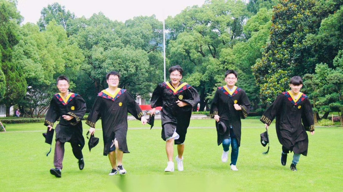 veroniq50396353's tweet image. "T-minus 0: Caps off, hearts full—graduation day is here!  Grateful for late nights, inside jokes, and the crew who turned 'study buddies' into forever friends. On to the next chapter! #ClassOf2024 #GradVibes"