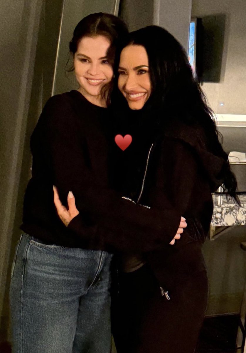 SGColombia's tweet photo. Selena Gomez muestra amor a Demi Lovato a través de Instagram Stories:

«Estoy con lágrimas. Demi - esto fue, sin duda, uno de los mejores shows. Oh, ¿y los VOCALES? Psh *volada la cabeza*» https://t.co/INQKA4MUqY