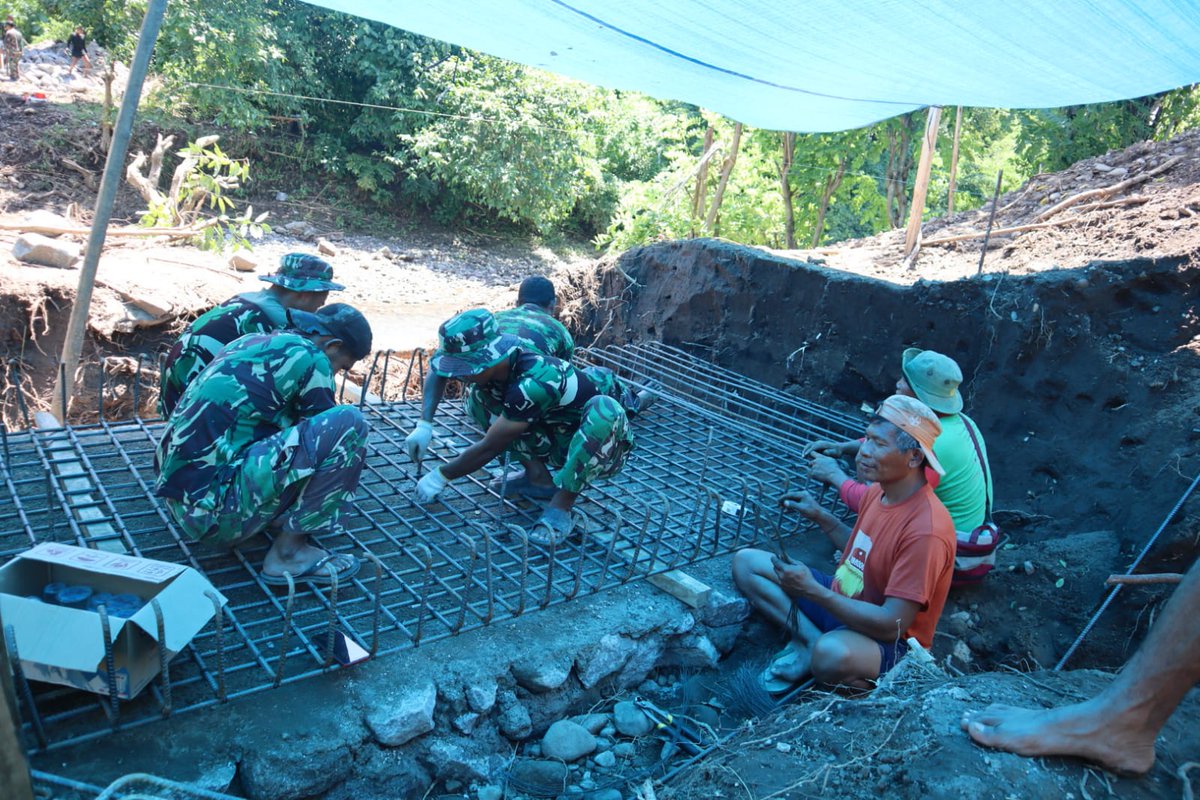 Kodam9Udayana's tweet image. Jembatan Gantung Kayu Madu Hadir, Wujud Nyata Harapan Warga dan Kepedulian TNI AD

#JembatanGaruda #Kodim1607Sumbawa #TNIManunggal #PembangunanDesa #AksesUntukRakyat