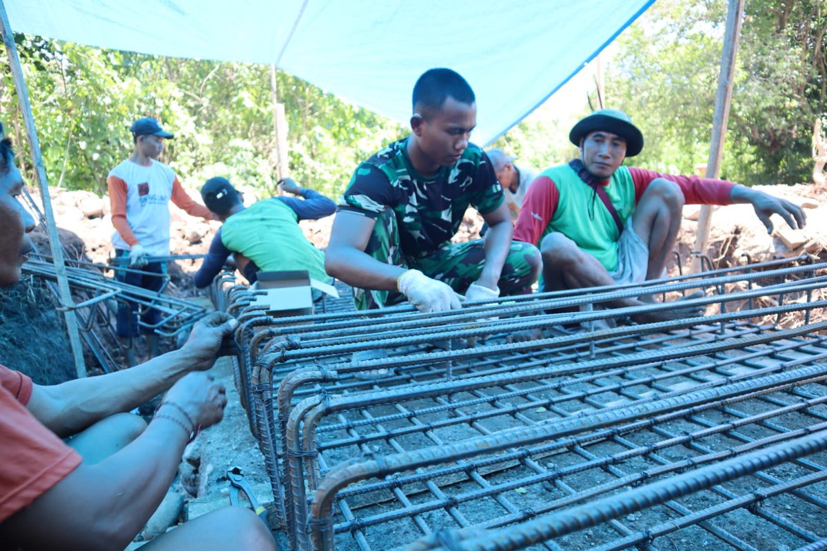 Kodam9Udayana's tweet image. Jembatan Gantung Kayu Madu Hadir, Wujud Nyata Harapan Warga dan Kepedulian TNI AD

#JembatanGaruda #Kodim1607Sumbawa #TNIManunggal #PembangunanDesa #AksesUntukRakyat