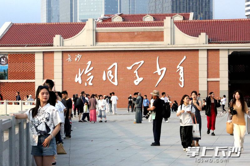 ChangShaDaily's tweet image. Recently, #Changsha’s Qia Tongxue Shaonian #Square (Youth Together Square) has drawn many visitors for photos and check-ins. With its striking red walls and sweeping riverside views, the square overlooks Orange Isle and Yuelu Mountain in the distance, offering a panoramic vista