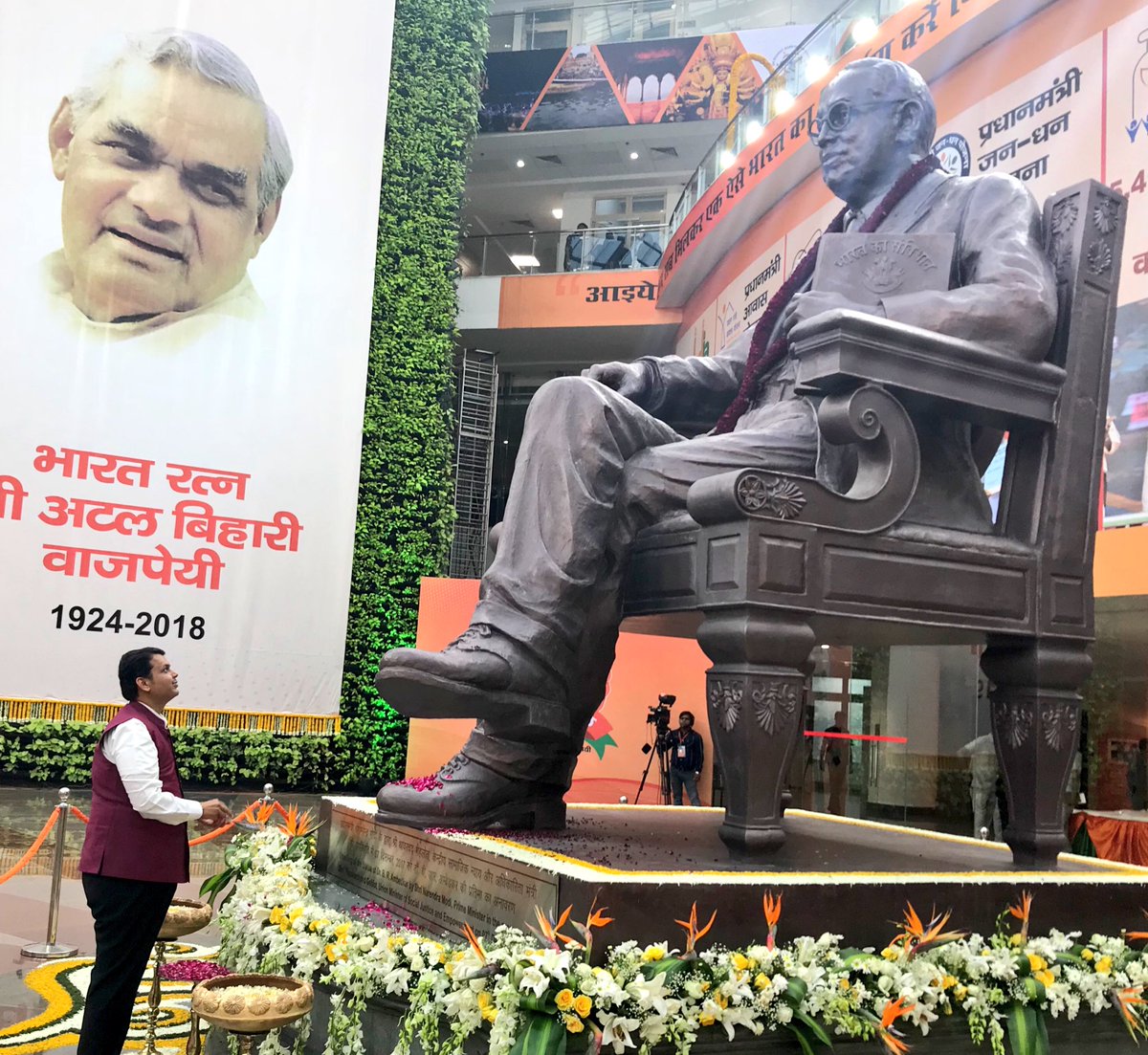 PrakashGade13's tweet photo. ७० वर्षं नाव वापरलं… सन्मान मात्र दुसऱ्यांनी केला!

डॉ. बाबासाहेब आंबेडकर…
या देशाला संविधान देणारा महामानव..🙏

✅ काँग्रेसने कायम बाबासाहेबांना दुय्यम लेखल..

पण एक कटू सत्य आहे, काँग्रेस पक्षाने बाबासाहेबांचं नाव जितकं वापरलं, तितका सन्मान कधीच केला नाही! दशकानुदशके सत्ता हातात असतानाही काँग्रेसने काय केलं? फक्त जयंतीला माळा, भाषणं आणि दलितांच्या मतांसाठी बाबासाहेबांचं नाव. पण सन्मान? कायम दुय्यमच!

बाबासाहेबांना भारत रत्न कधी देण्यात आलं.?

आपण अभिमानाने म्हणतो, बाबासाहेब भारत रत्न आहेत. पण एक गोष्ट विसरतो डॉक्टर बाबासाहेब आंबेडकर यांना १ एप्रिल १९९० साली भारत रत्न देण्यात आला. इतकी वर्षं काँग्रेस सत्तेत होती, मग आधी का दिला नाही? 

आधी स्वतःच्या लोकांना सन्मान आणि बाबासाहेबांसारख्या महामानवाला मात्र वाट पाहायला लावली. यातून काँग्रेसची प्राथमिकता स्पष्ट दिसते. 

✅ @narendramodi जी सरकारचे बाबासाहेबांचे 'पंचतीर्थ'  :

१) महू : बाबासाहेबांची जन्मभूमी. पण इतकी वर्षं सत्ता असलेल्या काँग्रेसच्या मोठ्या नेत्यांची तिथं ठळक भेटही दिसत नाही. सोनिया गांधी, राहुल गांधी, मनमोहनसिंग यापैकी कोणीही महू येथे गेले नाहीत. 

आज मात्र देशाचे पंतप्रधान नरेंद्रजी मोदी तिथं जाऊन नतमस्तक होतात. हा फरक आहे काँग्रेसच्या राजकारणात आणि सन्मानात!

२) दिल्ली :  महापरिनिर्वाण स्थळ : 

जिथं बाबासाहेबांनी अखेरचा श्वास घेतला…आज तिथं भव्य स्मारक उभं आहे, संविधानाच्या आकारात! जे काम काँग्रेसच्या काळात वर्षानुवर्षे झालं नाही, ते पंतप्रधान नरेंद्रजी मोदी यांच्या कार्यकाळात पूर्ण झालं. आणि हेच वास्तव आहे!

३) दीक्षाभूमी :  नागपूर

इथं बाबासाहेबांनी सामाजिक क्रांती घडवली. आज देशाचे मोठे नेते तिथं जाऊन नतमस्तक होतात. पण स्वतःला पुरोगामी म्हणवणाऱ्या काँग्रेसच्या मोठ्या नेत्यांनी आजपर्यंत तिथं फिरकलेही नाहीत! नाव वापरणं सोपं… सन्मान करणं कठीण!

४) चैत्यभूमी आणि इंदू मिल मुंबई : 

चैत्यभूमीला योग्य तो दर्जा मिळतो? आणि इंदू मिलचं स्मारक?
काँग्रेसच्या काळात फक्त फाईलमध्ये अडकलेलं! तत्कालीन काँग्रेस मंत्री जयराम रमेश यांनी संसदेत स्पष्ट सांगितलं की, इंदू मिलची जागा बाबासाहेबांच्या स्मारकाला देता येणार नाही. 

पंतप्रधान नरेंद्रजी मोदी आणि राज्यात मुख्यमंत्री @Dev_Fadnavis  जी यांच्या पुढाकाराने २०१५ नंतर भूमिपूजन… काम सुरू…येणाऱ्या काही महिन्यात इंदू मिलवर बाबासाहेबांचा भव्य स्मारक तयार होईल. 

याठिकाणी ४५० फूट उंच “Statue of Equality” उभं राहतंय!
फरक स्पष्ट आहे.  काँग्रेस बोलत राहिली, आणि काम भाजपने केलं!

५) लंडन आंबेडकर हाऊस :

जिथं बाबासाहेब शिकले, राहिले… ते घर विकत घेऊन स्मारक बनवलं गेलं. ज्यांनी देशातच सन्मान दिला नाही, ते जगात काय देणार होते? मुख्यमंत्री देवेंद्रजी फडणवीस यांनी लंडन येथील घर लिलाव न होऊ देता ते घर महाराष्ट्र सरकारने खरेदी करून ती वास्तू जतन केलं आहे. 

बाबासाहेबांचा सन्मान हा फेसबुक पोस्टने होत नाही, भाषणांनी होत नाही, तो निर्णयातून आणि कामातून दिसतो! 

माझ्या दलित बांधवांना एकच प्रश्न. काँग्रेसने ७० वर्षं काय केलं?
फक्त बाबासाहेबांचं नाव वापरलं…आणि आज जे काम होतंय, ते पाहूनही आपण डोळे झाकून बसायचं का? आतातरी ओळखा 
सन्मान कोण करतो… आणि फक्त राजकारण कोण करतं!
भारत रत्न डॉक्टर बाबासाहेब आंबेडकरांच्या जयंतीनिमित्त सर्वांना खूप खूप शुभेच्छा!