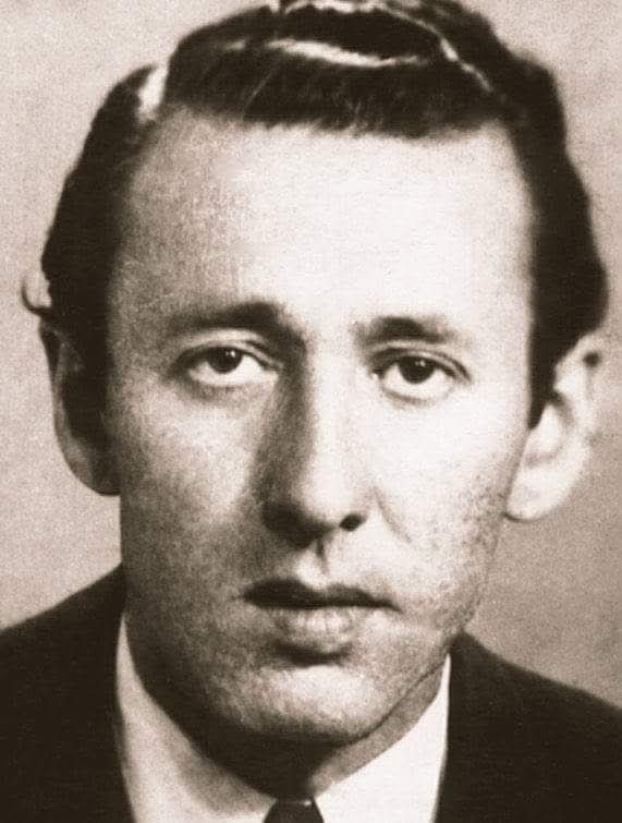 seertac_celik's tweet photo. “İmkansız şey
Şiir yazmak
Aşıksan eğer;
Ve yazmamak,
Aylardan Nisansa.”

Orhan Veli 112 yaşında. https://t.co/Qn4UzZVHZP