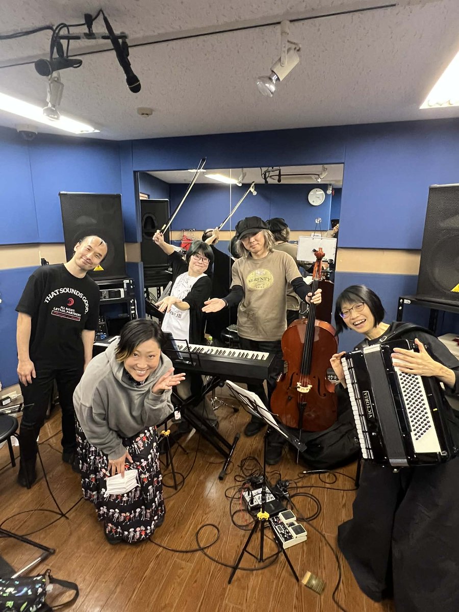 kulko_yh's tweet photo. 昨夜はとくはち君、諫山実生さん、Riqusimoさんと、Bar壱八15周年記念の花やしきイベントのリハでした。

諫山さんとはSH2前夜祭ぶり、覚えて下さってて嬉しかっ��。

藤野さんとは去年地下鉄で偶然お会いして以来、演奏は志方あきこさんとのライブ振り。

谷岡さんとは飲みでよく会ってますが笑、霜月はるかさん��レコーディング振り、

とくはち君もお店にはたまに伺ってるけど演奏はコロナ禍前後のセッション振り、

それぞれ違う形でご一緒してきた皆さんと、こうして同じ場に集まれたのがなんだか嬉しかった。

リハも終わり、4/19(日)奇跡の夜の貸切花やしきでお待ちしています。アトラクションも乗れるみたいですよ。俺も乗りたい。ぜひご一緒下さいー