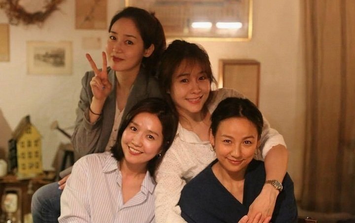 pannatic's tweet photo. Fin.K.L members reunite at Lee Hyori's father's funeral
On the 14th, Ock Joohyun posted several videos and photos with the caption, "Being together all day felt like a bittersweet, but warm date," adding, "Our leader, you've been through a lot."
🔗https://t.co/qL2zCmIKlg
#FinKL https://t.co/TApZp84ZYe